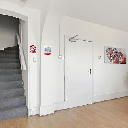 פלמסטד Stunning Studio Flat With Free On-Street Parking! מראה חיצוני תמונה